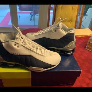 Nike shox bb4 basketball shoes, size 9, white, navy, and silver color.